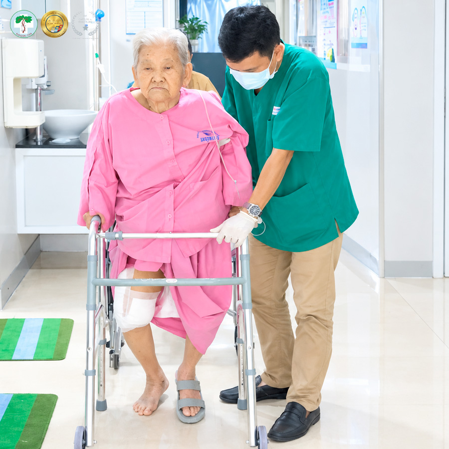 CỤ BÀ 91 TUỔI, GÃY ĐẦU DƯỚI XƯƠNG ĐÙI SAU CÚ NGÃ KHI ĐẠP XE – ĐANG DÙNG THUỐC CHỐNG ĐÔNG, KÈM NHIỀU BỆNH NỀN 2 GAY DAU DUOI XUONG DUI VU THI BAN