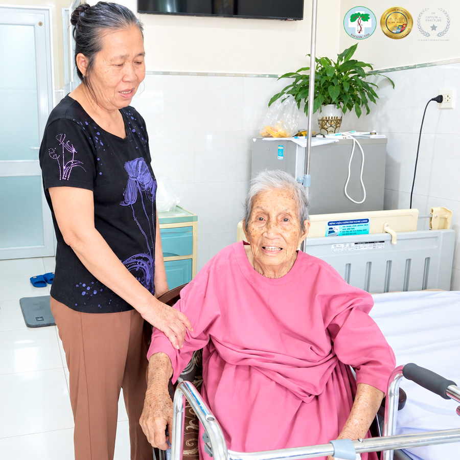 CỤ BÀ 103 TUỔI TỪNG BƯỚC ĐI LẠI SAU PHẪU THUẬT GÃY XƯƠNG DO TÉ NGÃ 2 PHAU THUTA KET HOP XUONG HUYNH THI DUONG 1923